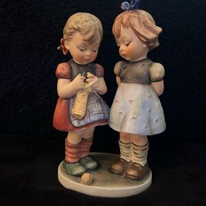 "Knitting Lesson" Hummel